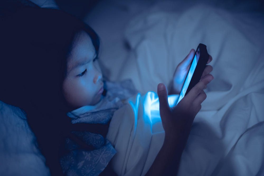 Usar o celular antes de dormir pode não ser tão ruim assim; veja um novo estudo