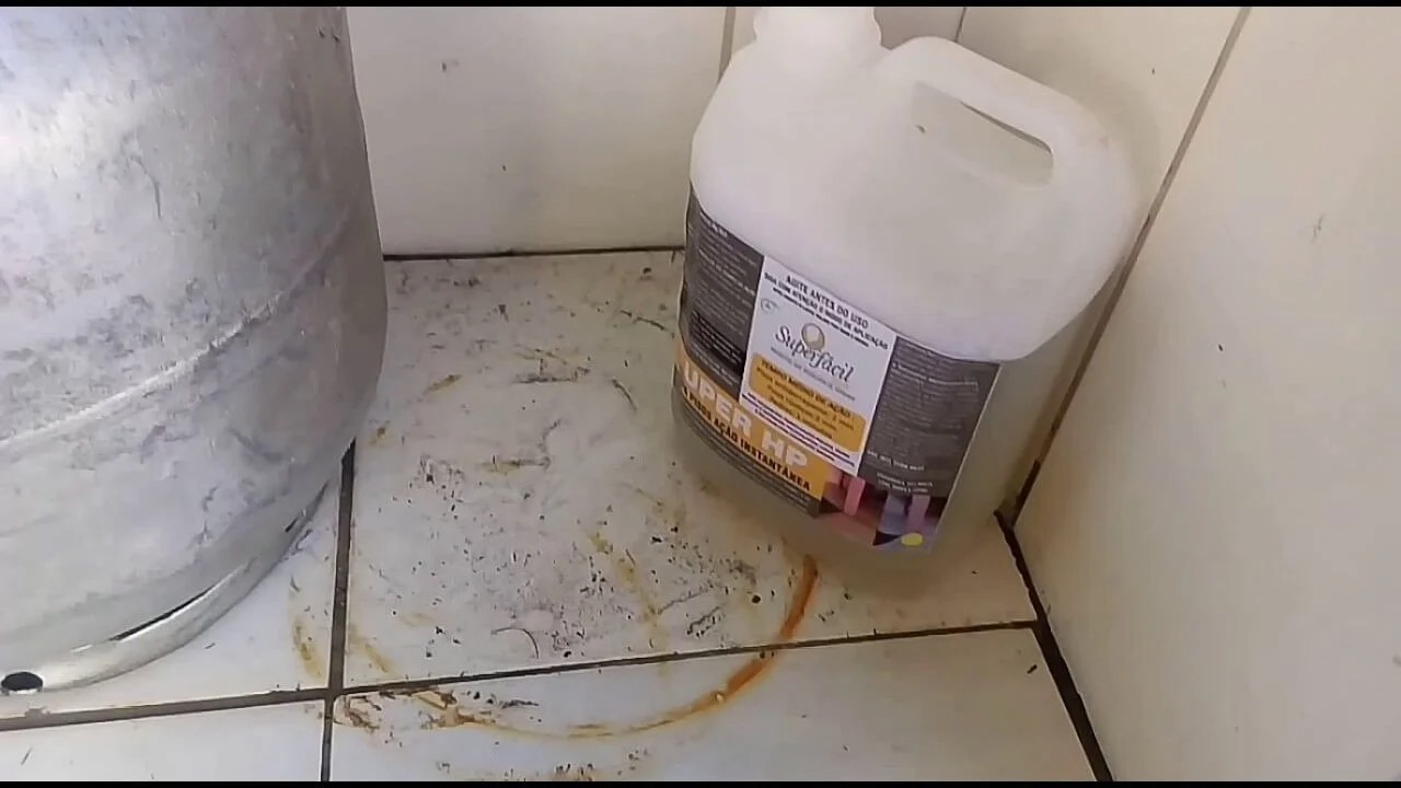 Pedreiro ensina passo a passo para tirar as manchas de ferrugem do piso em 3 minutos