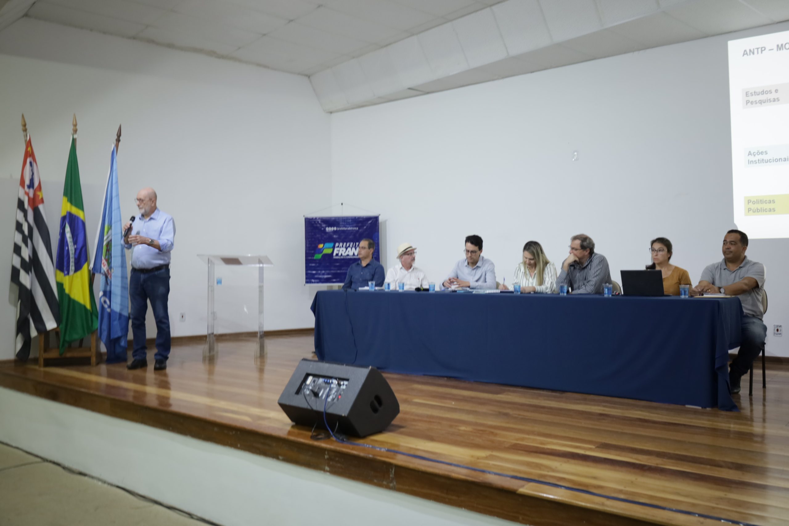 Passageiros pedem ônibus melhores, tarifas mais baixas e linhas mais frequentes