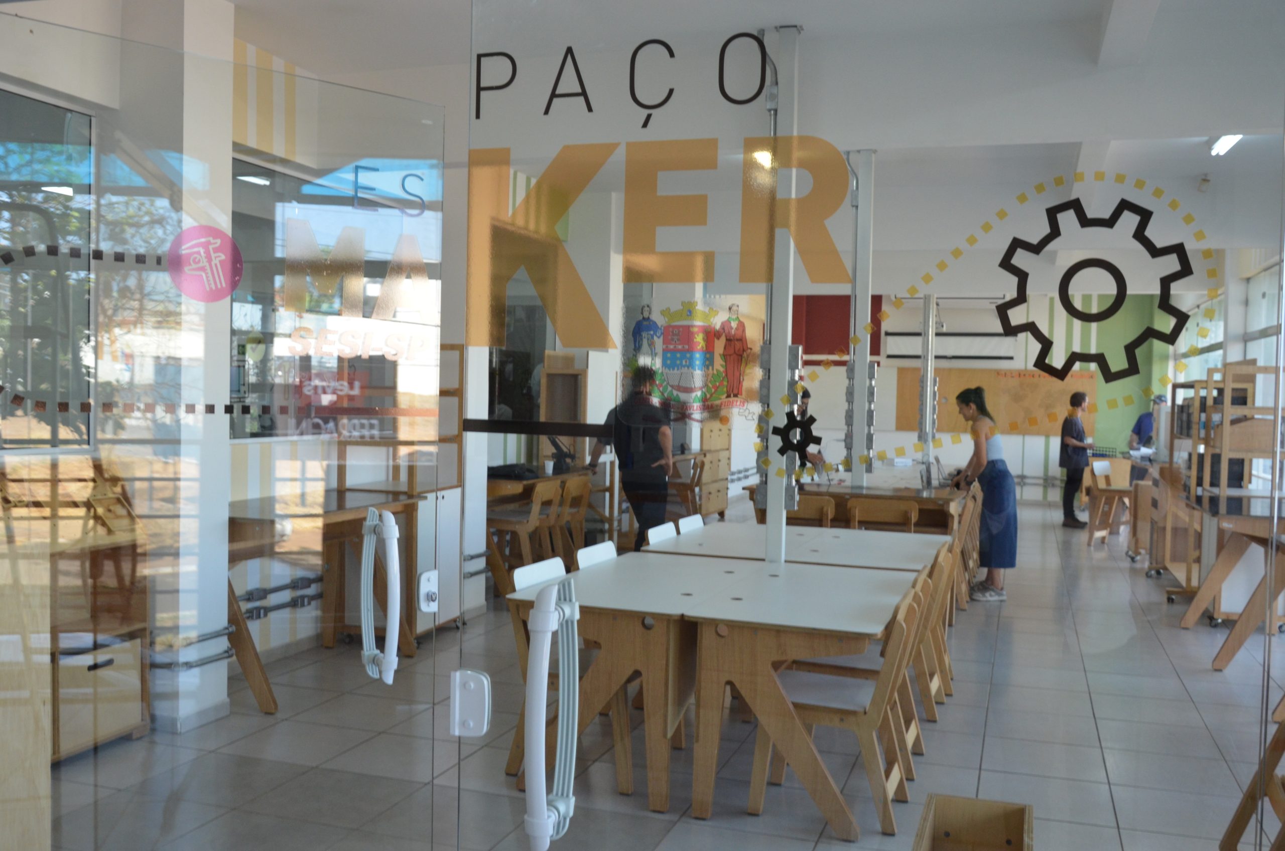 Alunos da EJA participam de atividade com robótica no Espaço Maker