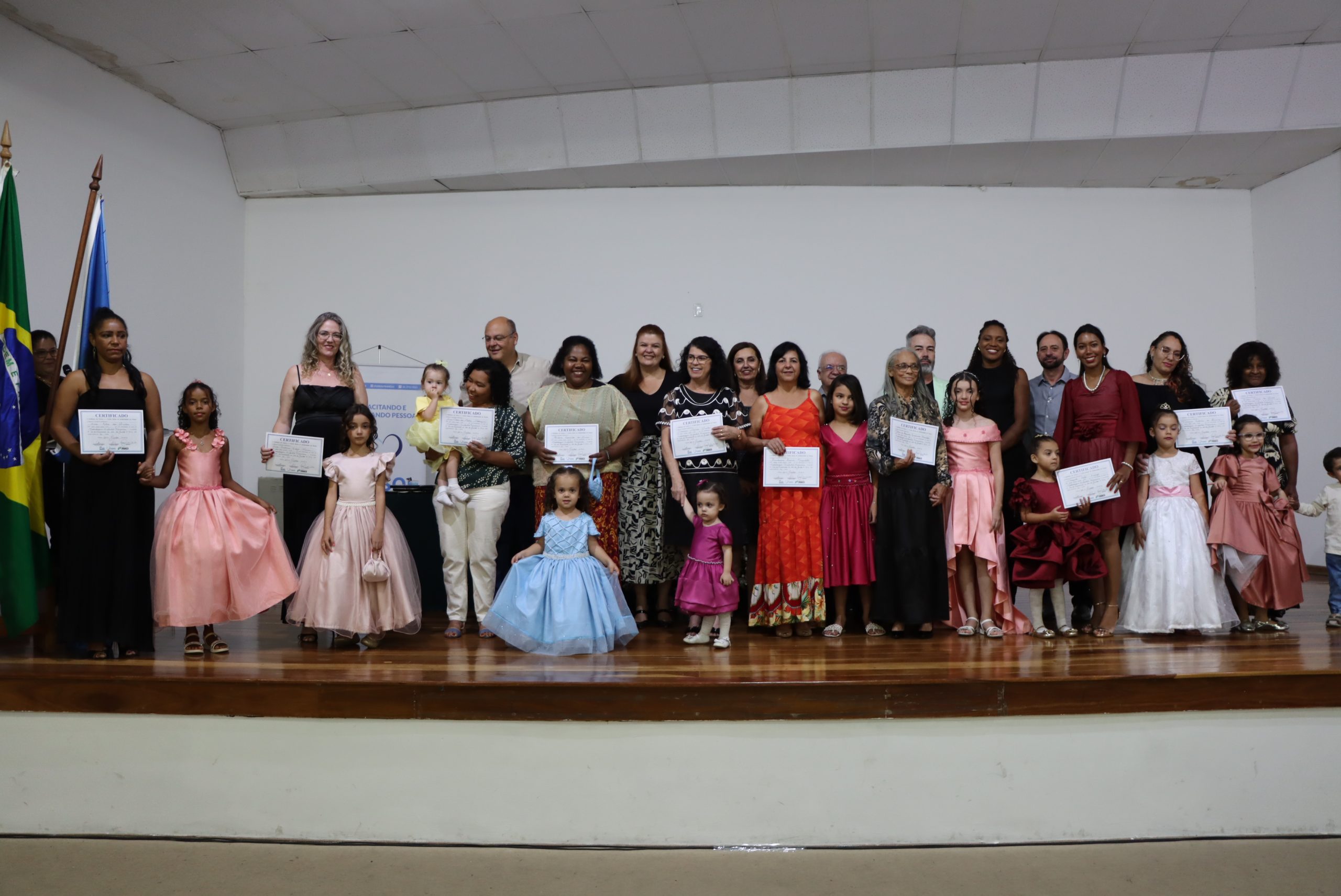 Alunos da Escola da Moda de Franca recebem certificados de conclusão do curso