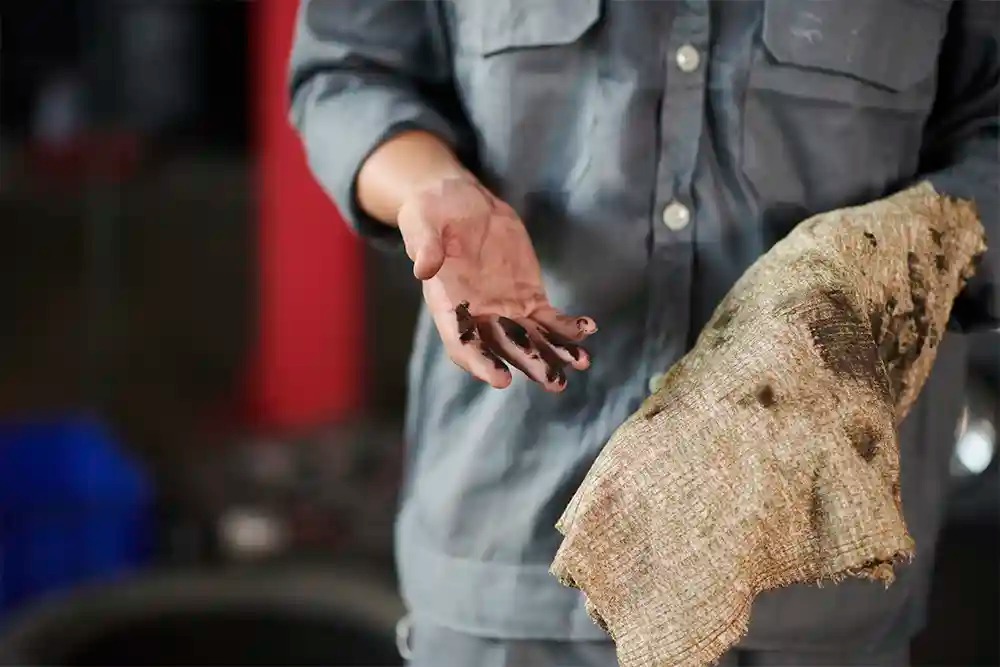 Conheça os truques caseiros para tirar as manchas de graxa das roupas mais rápido