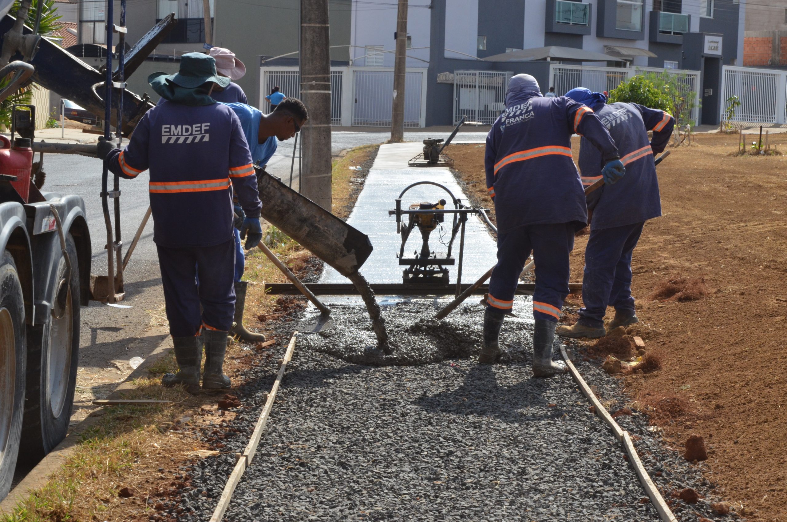 Obras de calçamento entre os bairros Moema e Planalto seguem em andamento