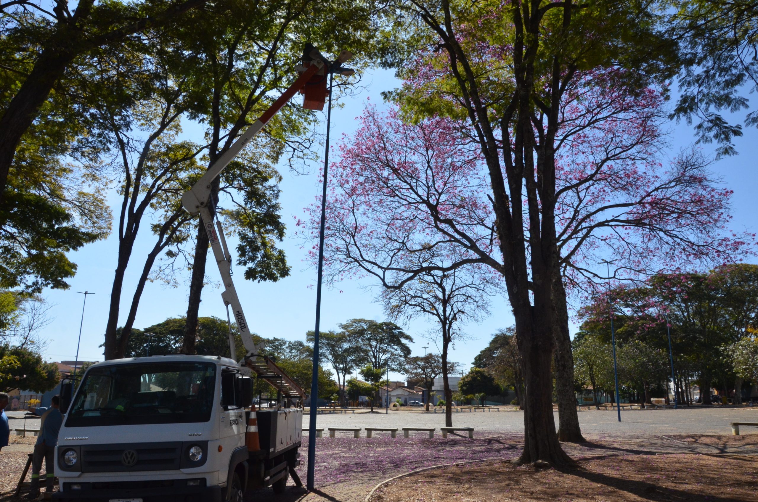 Nova iluminação em LED transforma Praça da Capelinha, na Vila Aparecida