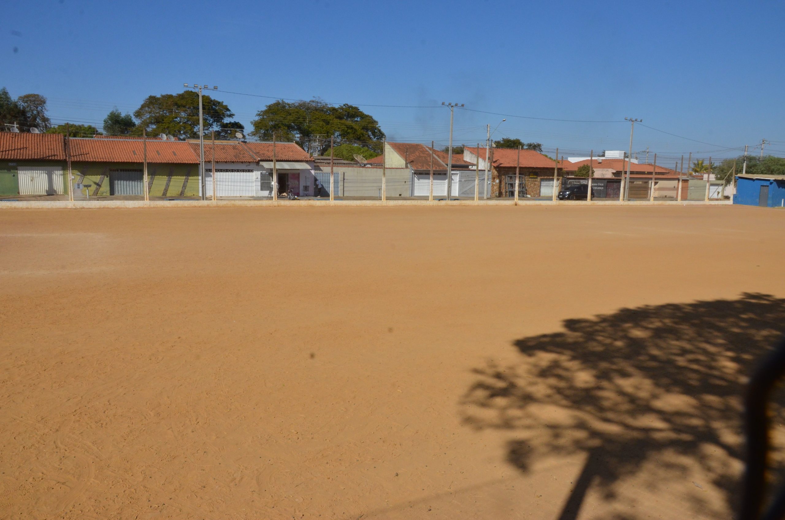 Campo de futebol do Jardim Tropical ganha novo sistema de iluminação