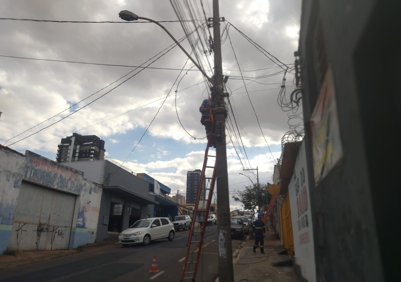 Chafic Facuri e Alonso y Alonso passam por “faxina” de fios nos postes pela CPFL