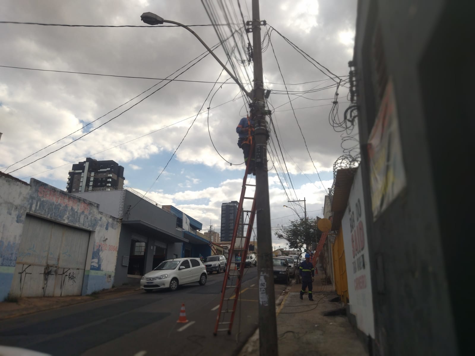 Empresas cumprem a lei e fazem limpeza de fios sem uso em postes nas ruas de Franca