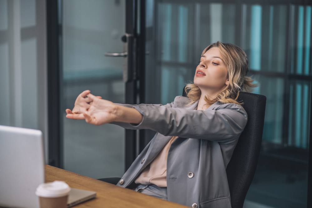 Conheça algumas dicas de exercícios para combater o sedentarismo durante o trabalho