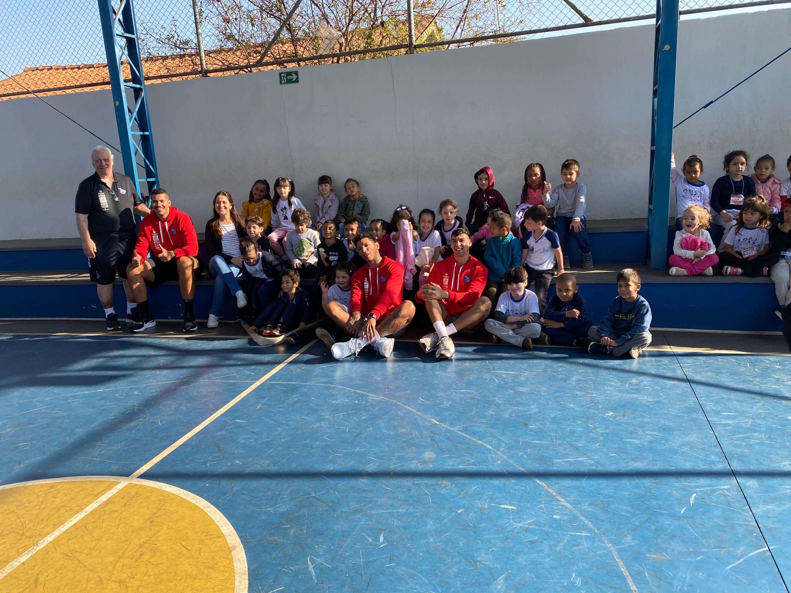 Jogadores do Sesi Franca visitam escola infantil e interagem com criançada