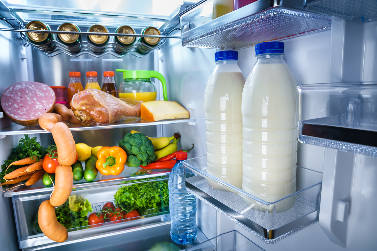 Você nunca deve colocar esses alimentos na porta da sua geladeira!
