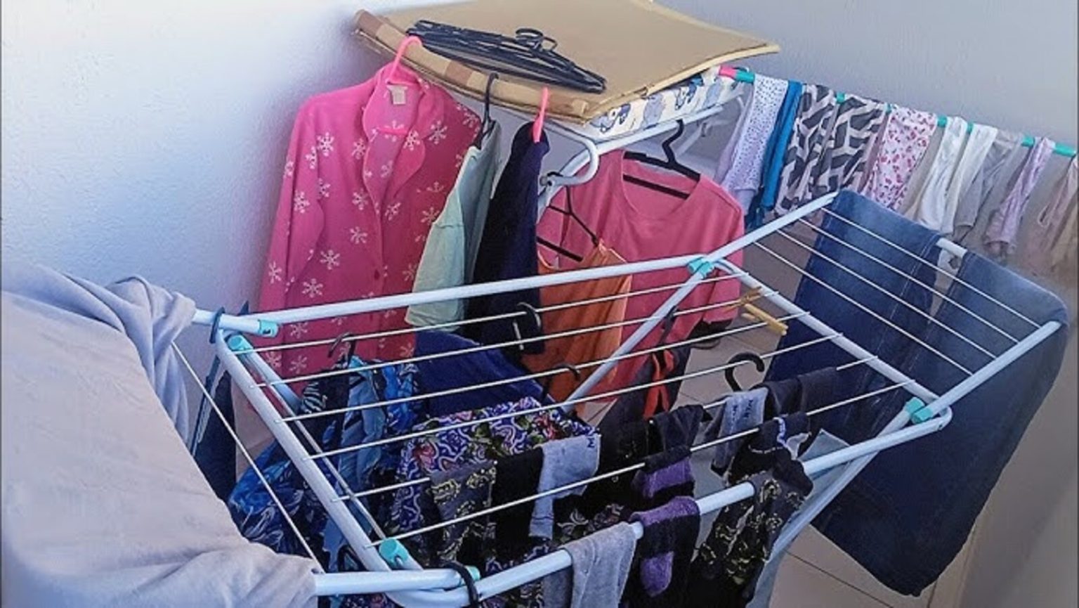 A roupa não secou a tempo? Conheça a forma simples e rápida de resolver o problema