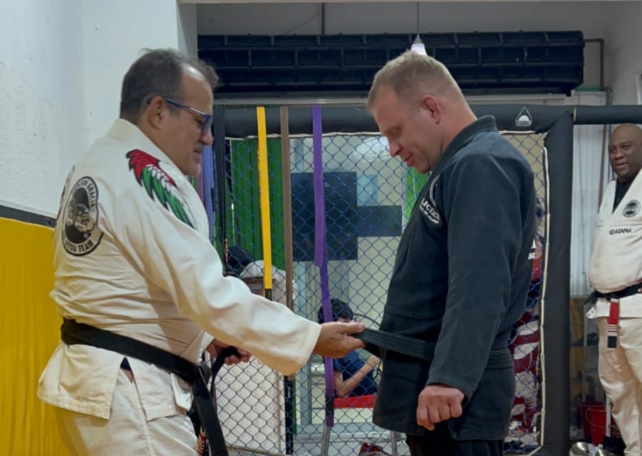 Precursor do jiu-jitsu em Franca, Iaroslav Neoral recebe sexto grau na faixa preta