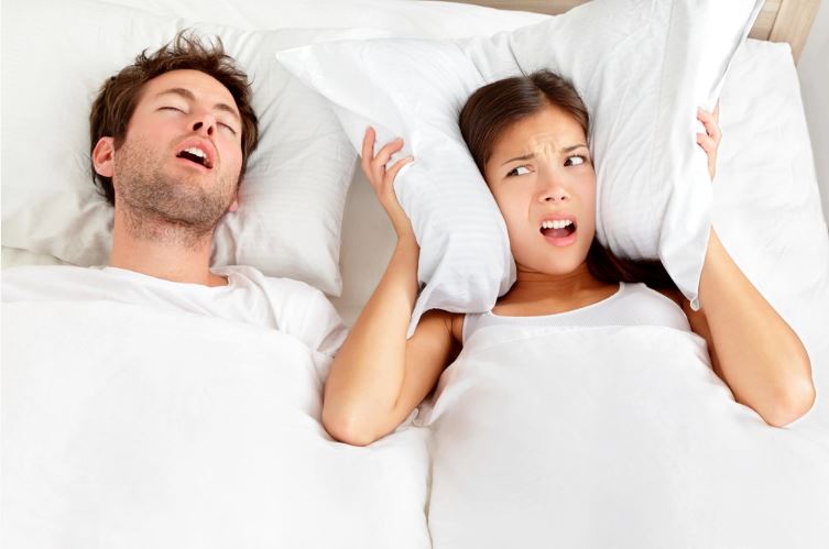 Conheça um truque que ajuda a parar de roncar e a ter uma boa noite de sono