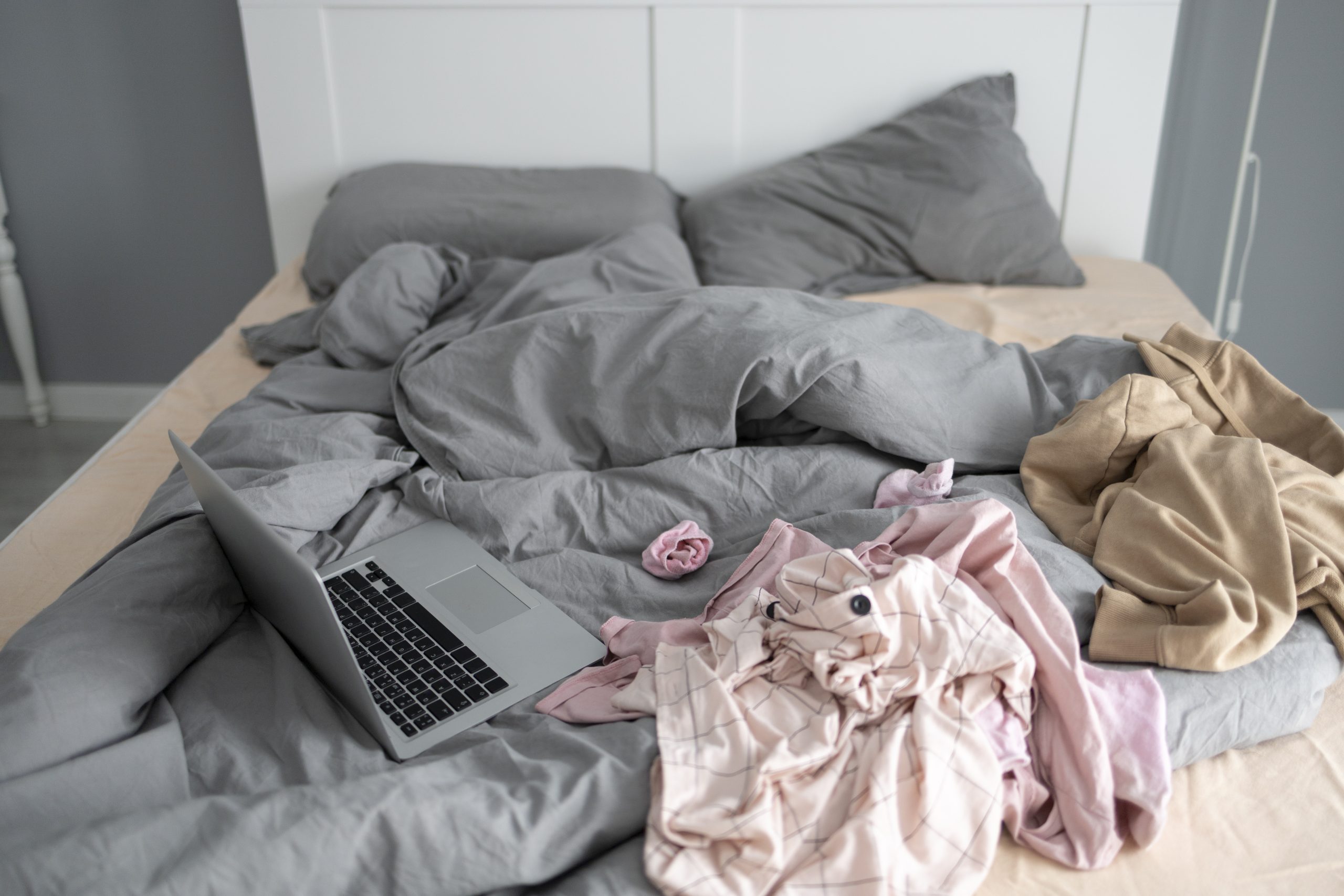 Arrumar a cama faz mal à saúde? Hábito comum é apontado como anti-higiênico; entenda