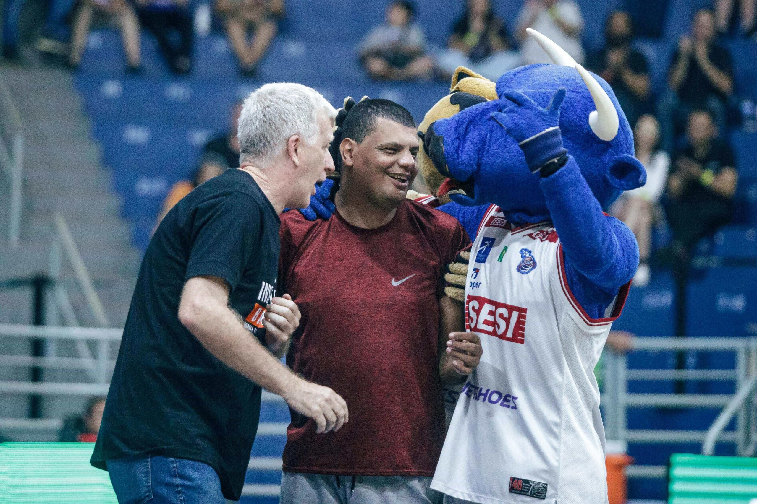 Torcedor do Sesi Franca e deficiente visual, Fabrício Caetano vive um dia especial