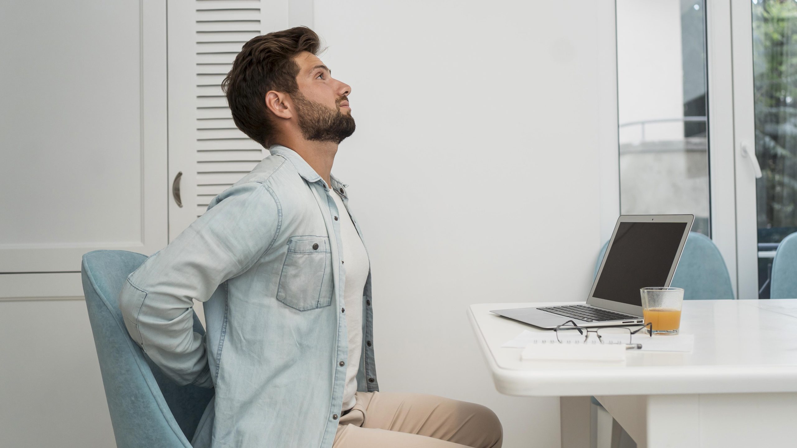Conheça os riscos para o corpo se você ficar muito tempo sentado durante o dia