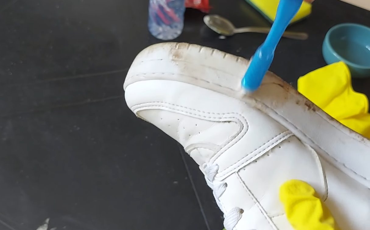 Transforme seus tênis brancos em novos com apenas 3 passos: truque simples e eficaz