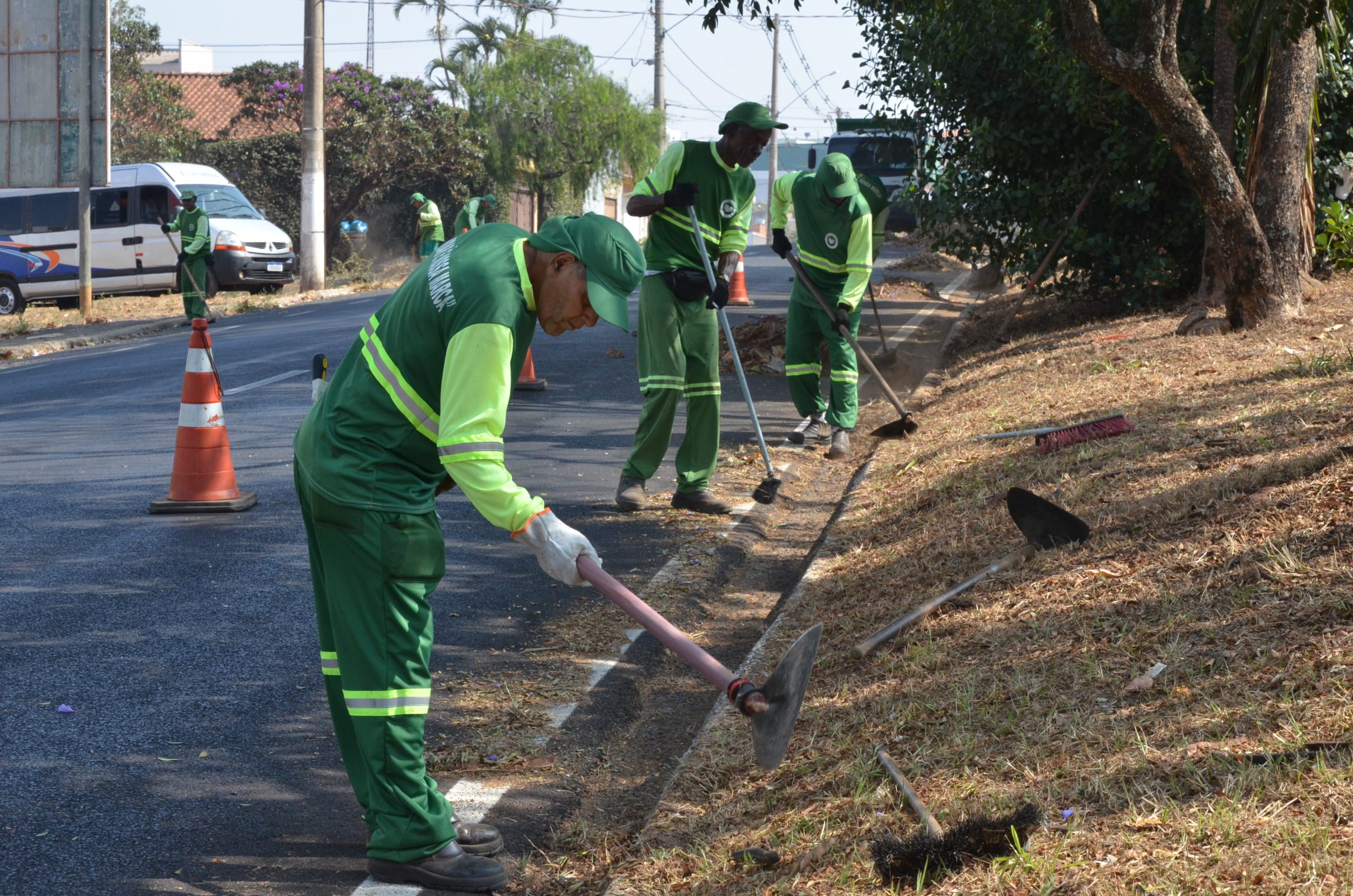 Equipes intensificam os cuidados em avenidas, praças e espaços públicos de Franca