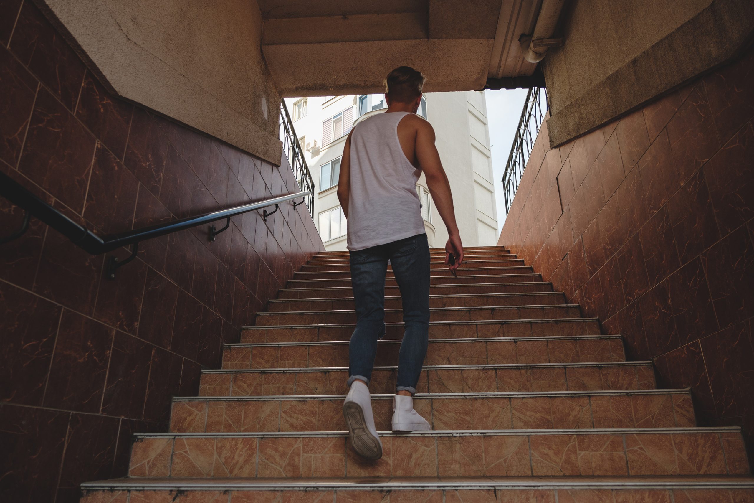 Descubra agora por que você deve trocar o elevador pelas escadas!