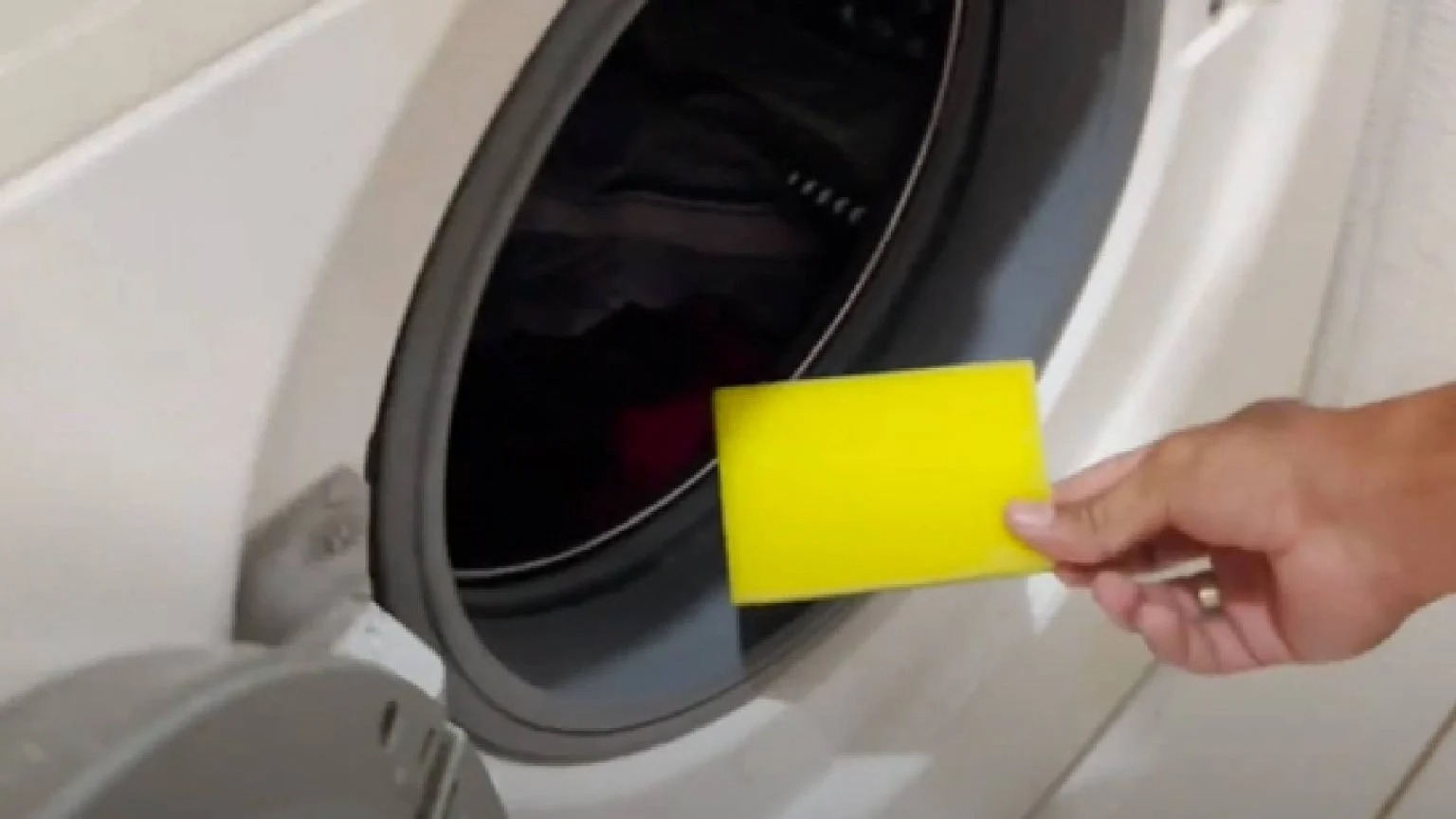 Truque para deixar as roupas escuras sem pelos e mais limpas ao lavar na máquina