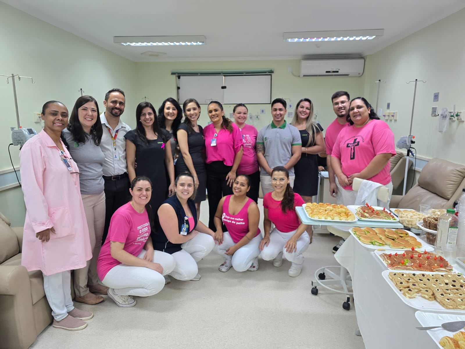 Outubro Rosa: Pacientes oncológicos recebem lenços e café da manhã, em Franca