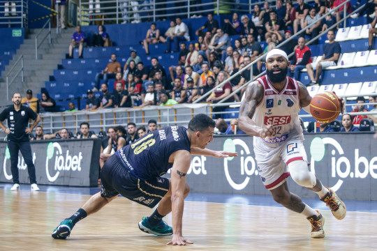 Helinho Garcia e pivô Nathan comemoram quarta vitória do Sesi Franca pelo NBB