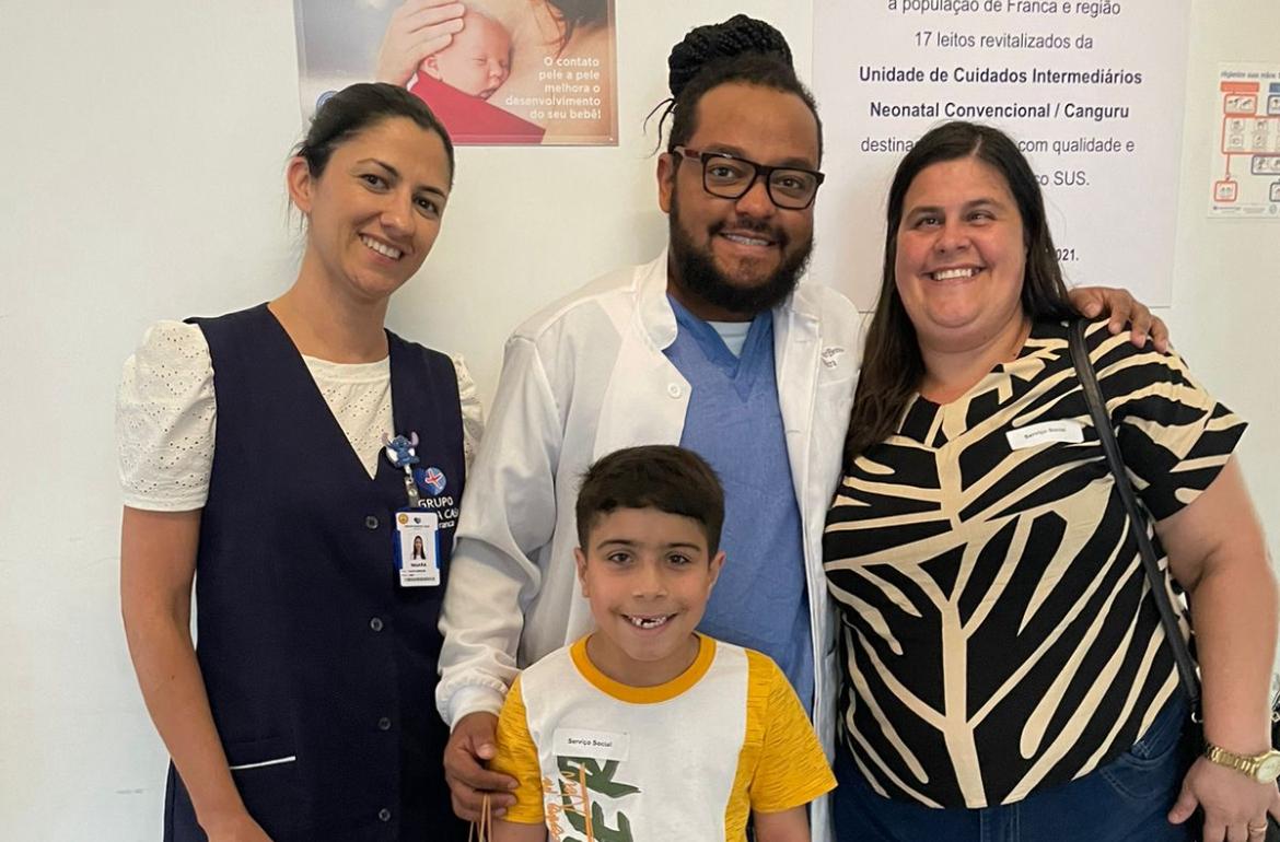 Médico e enfermeira da Santa Casa de Franca ganham presente de paciente agradecido