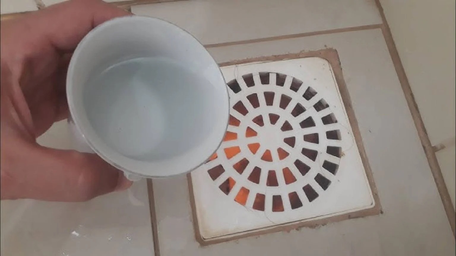 Saiba eliminar o mau cheiro dos ralos com apenas dois ingredientes caseiros