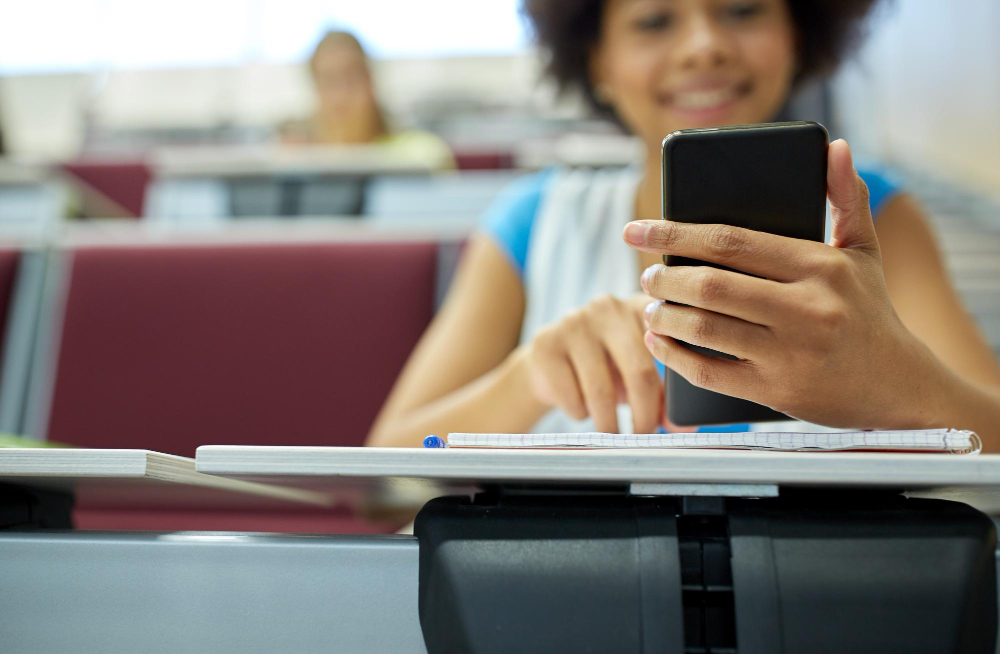 Deputados paulistas aprovam proibição do uso de celulares nas salas de aula