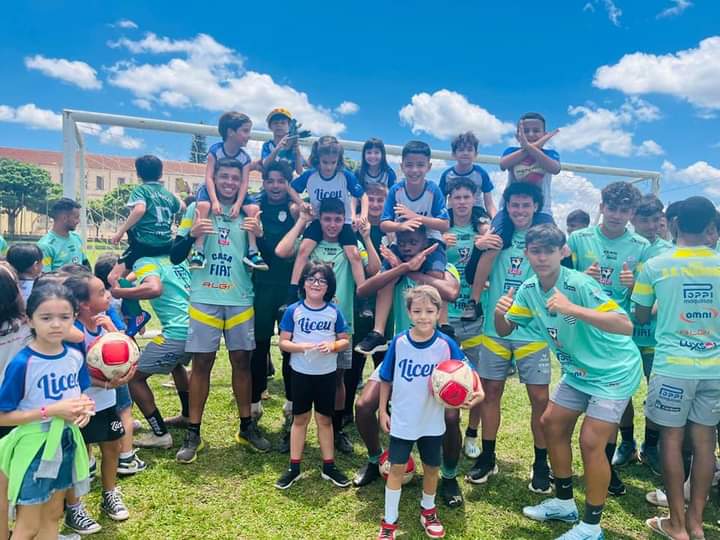 Em preparação pra Copinha, jogadores da Veterana recebem estudantes de Franca