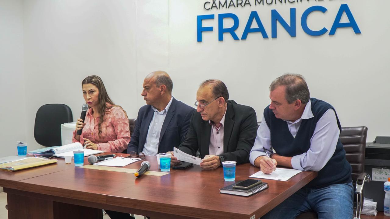 Vereadores dão parecer negativo e podem engavetar “férias extras” a servidores