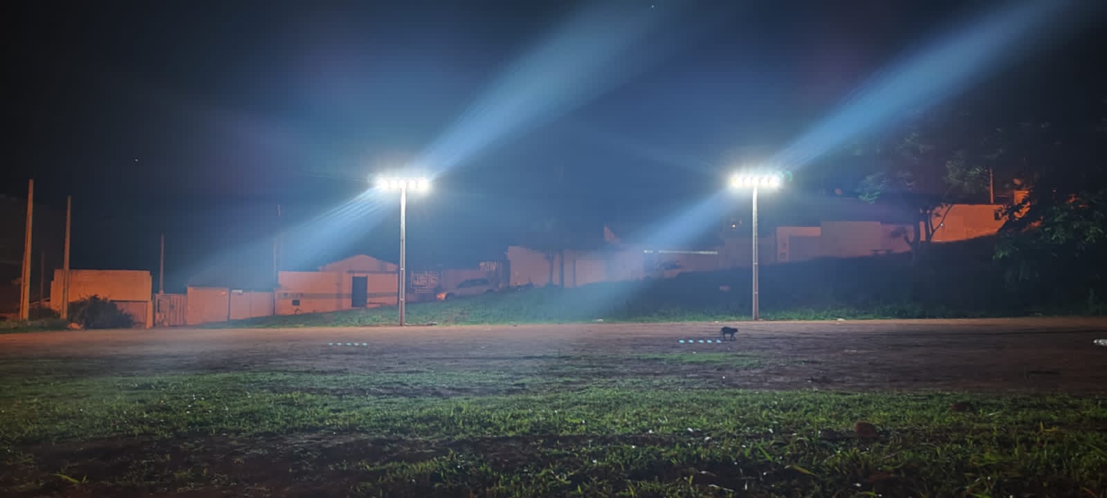 Nova iluminação de LED transforma campo de futebol no Jardim Aeroporto 4