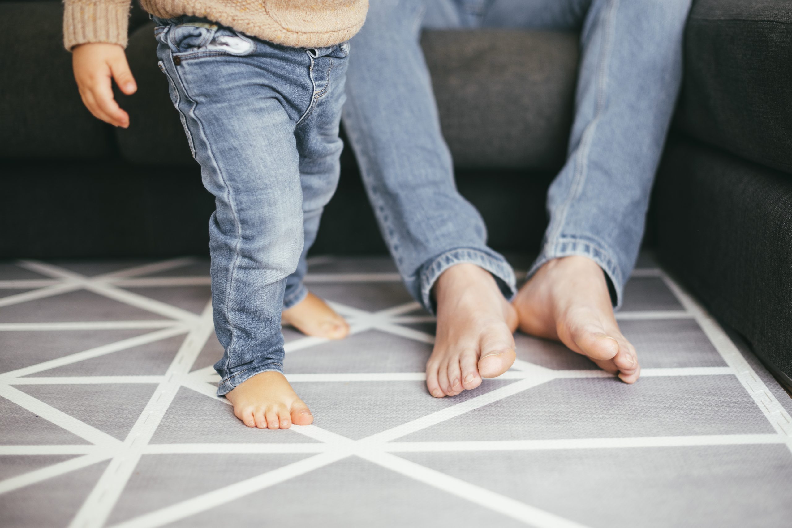 Devo andar descalço dentro de casa? Especialistas tiram a dúvida