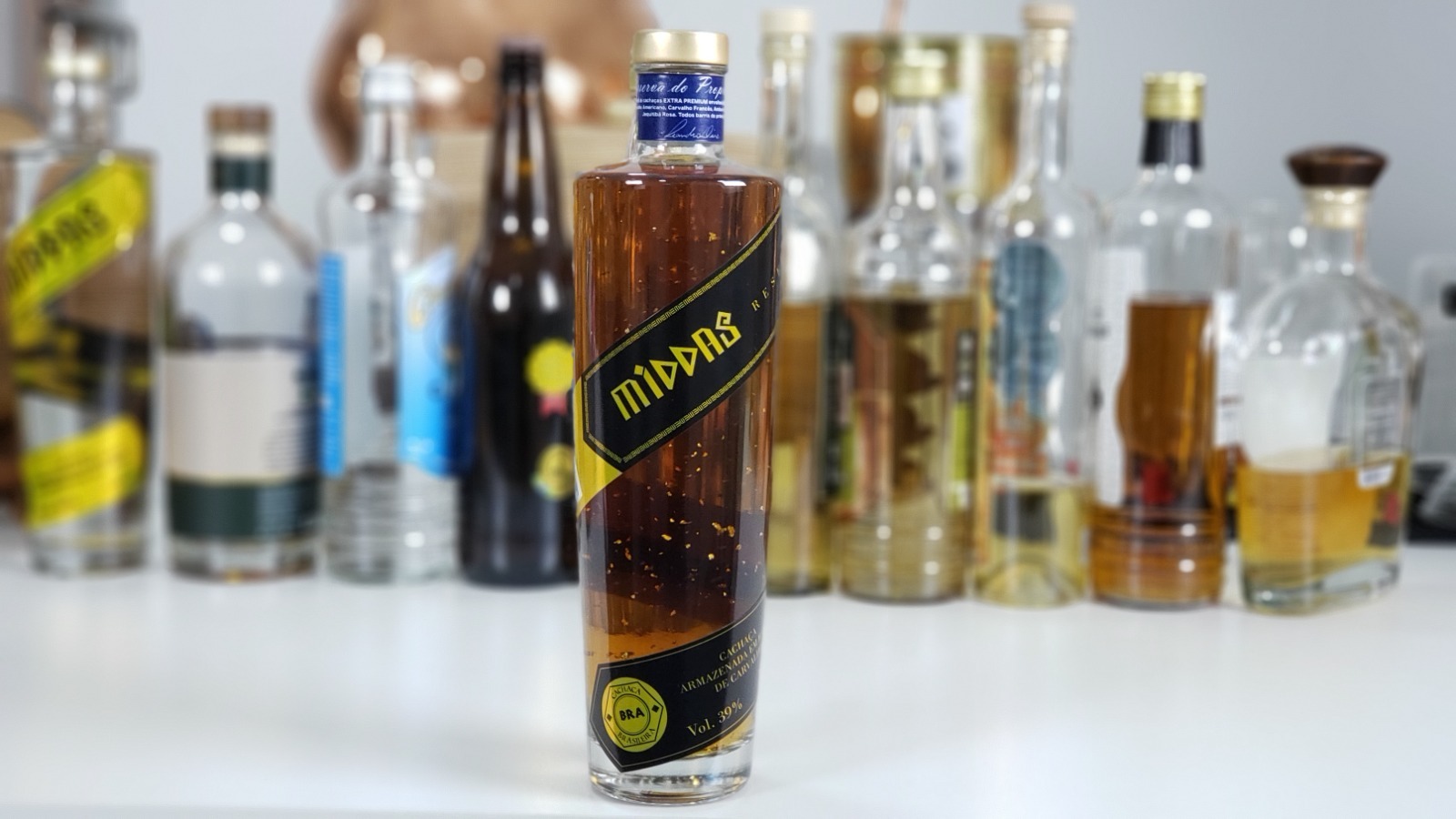 Empreendedores lançam primeira cachaça do mundo criada por inteligência artificial