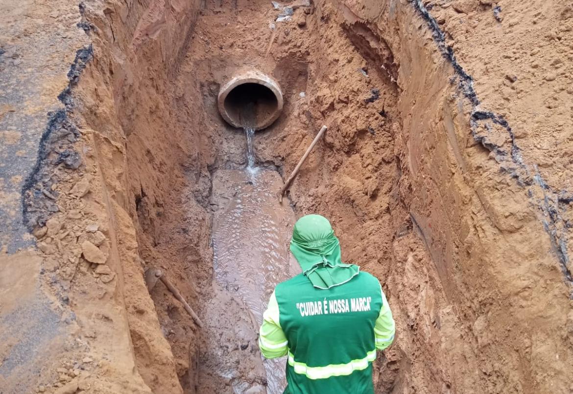 Obra perto do Sesc resolve o problema de tubulação e prepara asfaltamento