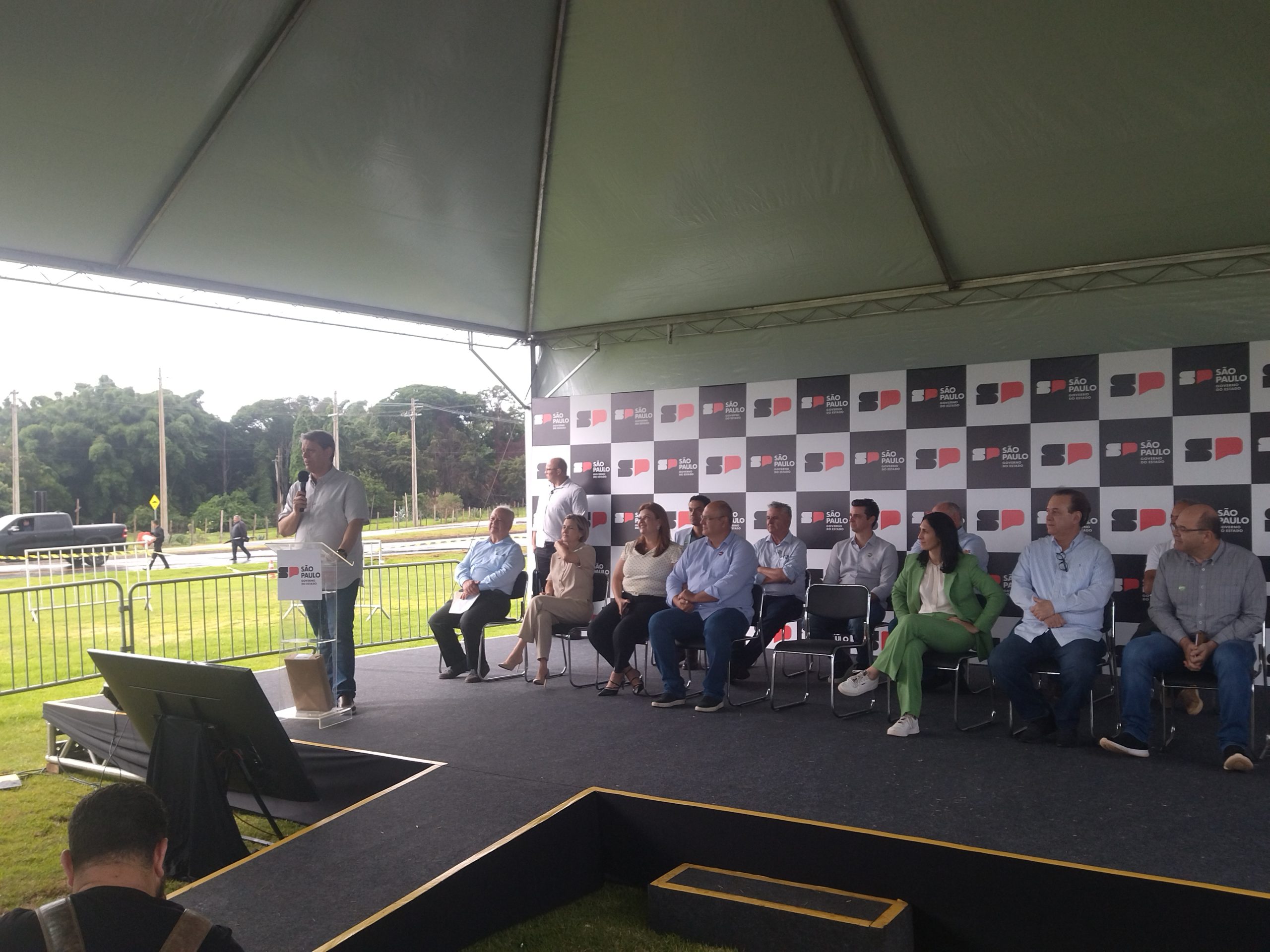 Governador Tarcísio de Freitas entrega pavimentação da estrada Rionegro e Solimões