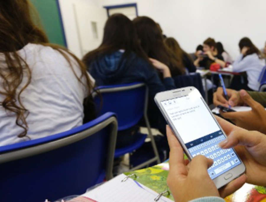 Governo de São Paulo sanciona lei que proíbe celulares nas escolas
