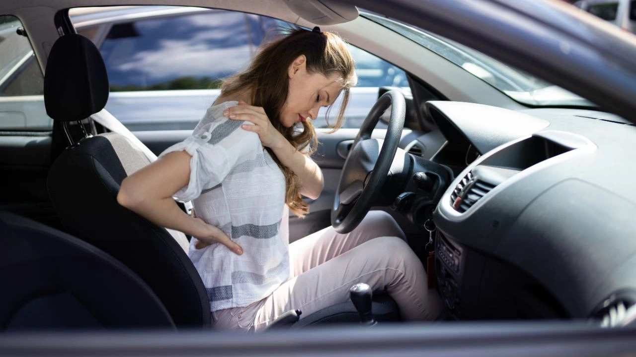 Dores nas costas ao dirigir? Descubra a postura correta no volante!