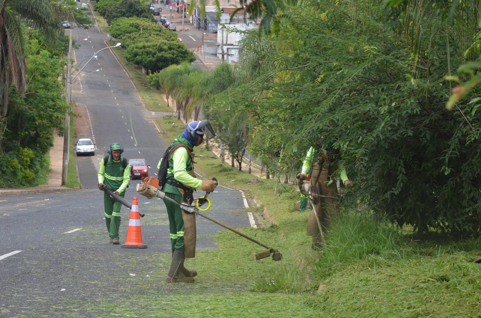 Limpeza urbana avança por Franca com serviços em diversos bairros e área central