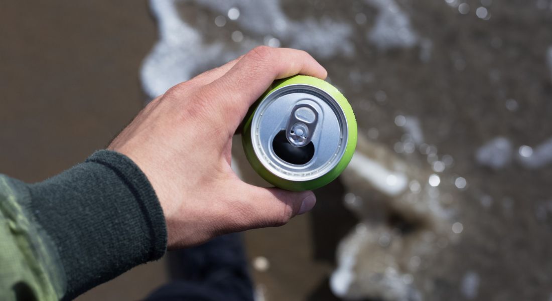 É uma boa ideia limpar a lata do refrigerante antes de beber? Saiba o que estudo diz