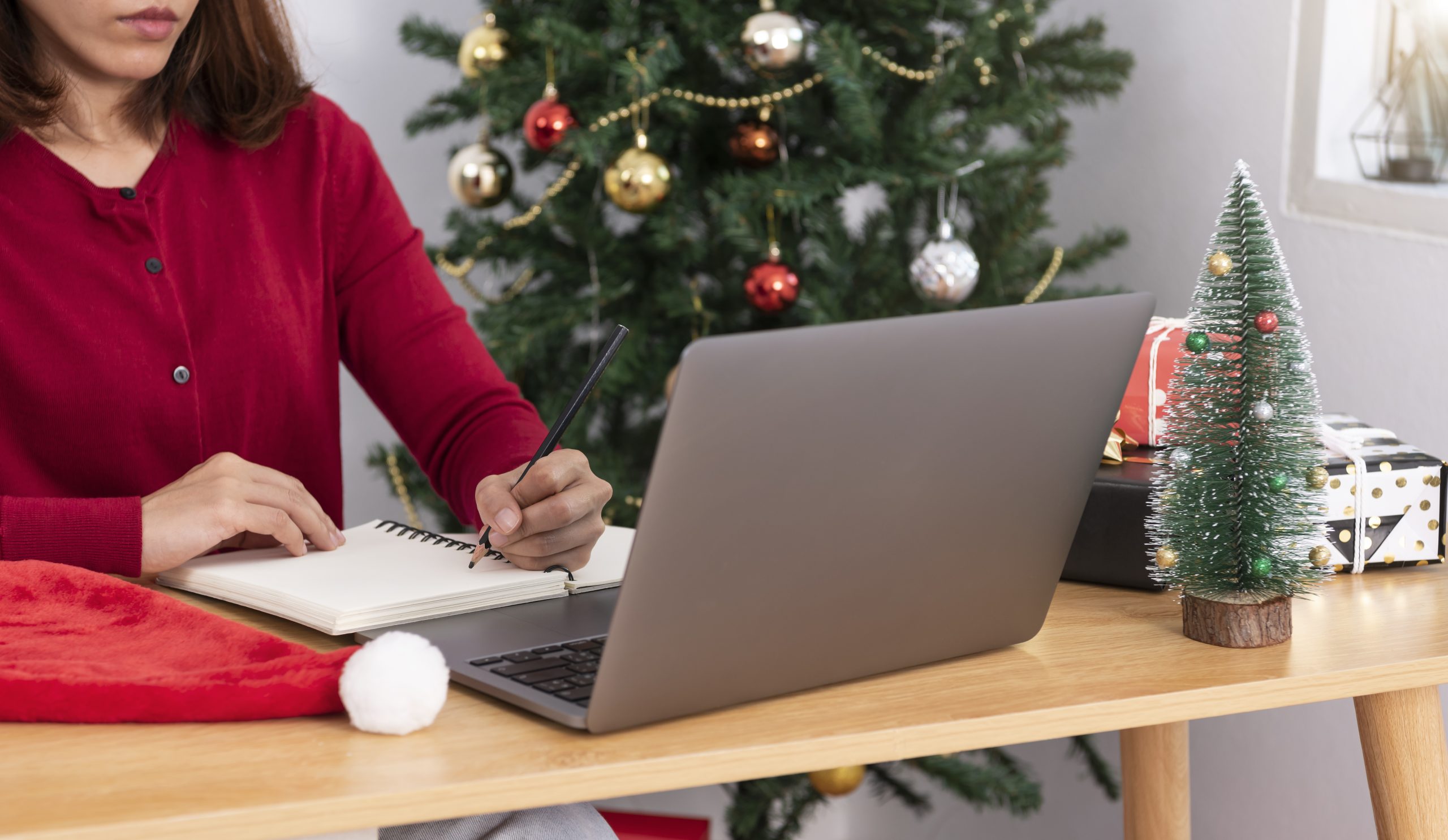 Vai trabalhar no Natal ou Ano Novo? Saiba quais são os seus direitos!