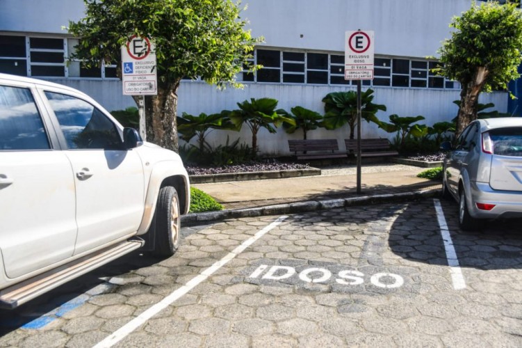 Estacionamento para idosos; veja como conseguir a credencial sem sair de casa