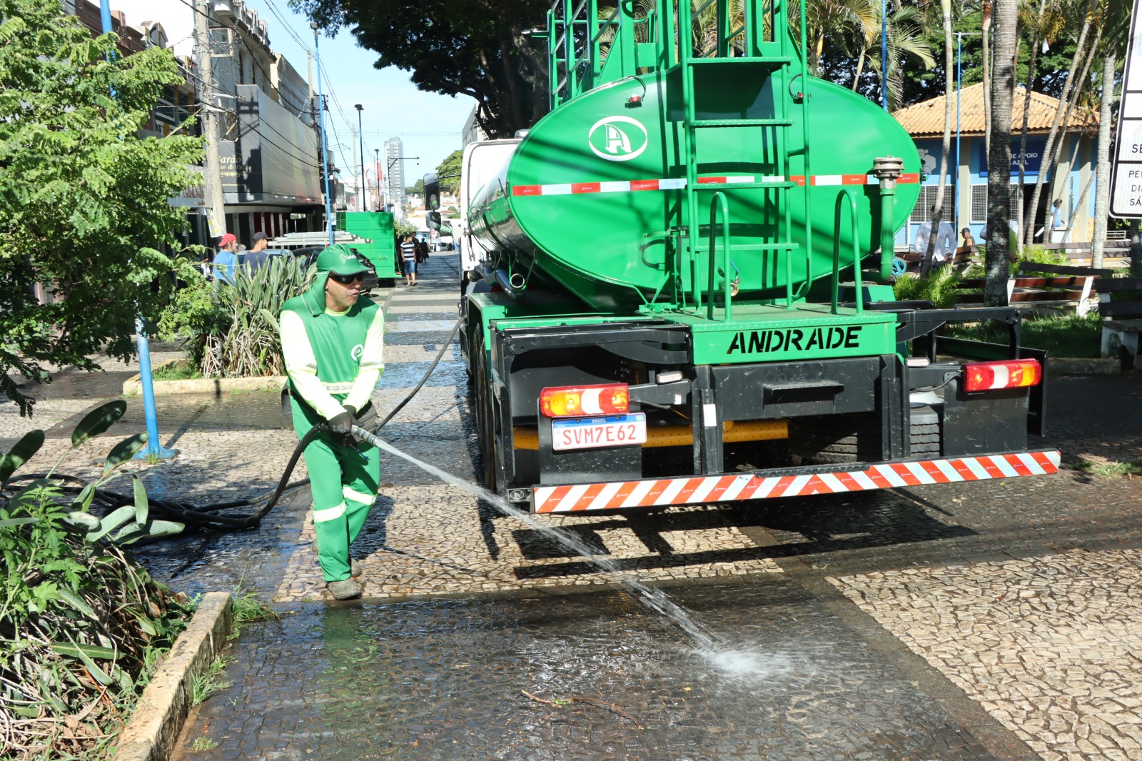 Praça Barão recebe limpeza intensiva para maior conforto e segurança