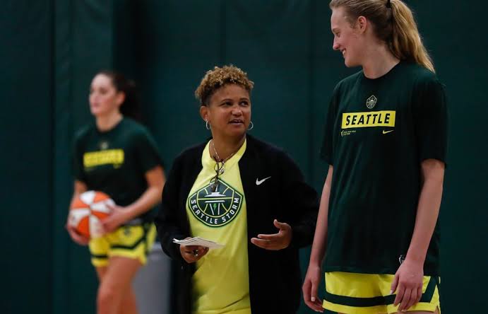 Norte-americana promete muito trabalho à frente da Seleção Brasileira de Basquete