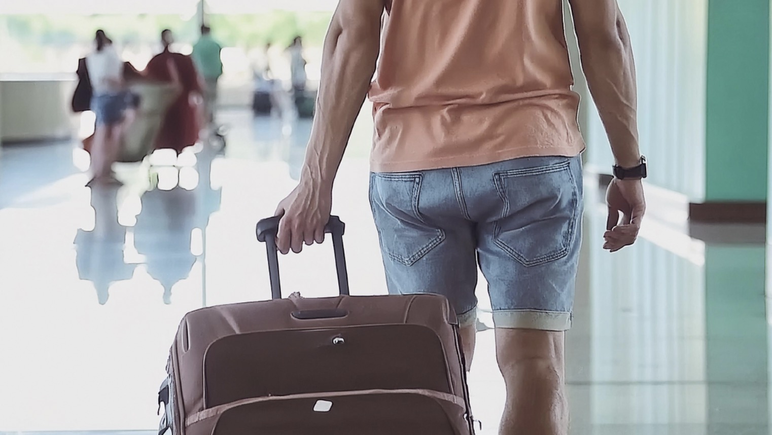 Vai viajar de avião? Veja quais roupas e sapatos você NÃO deve usar!