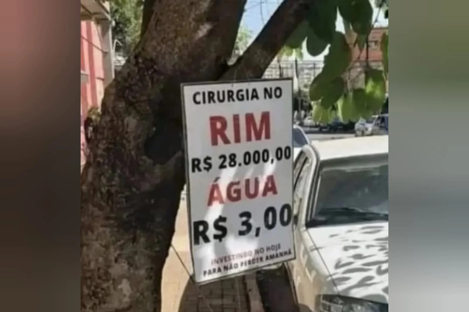 Vendedor de água no cruzamento chama atenção com uma placa criativa e inusitada