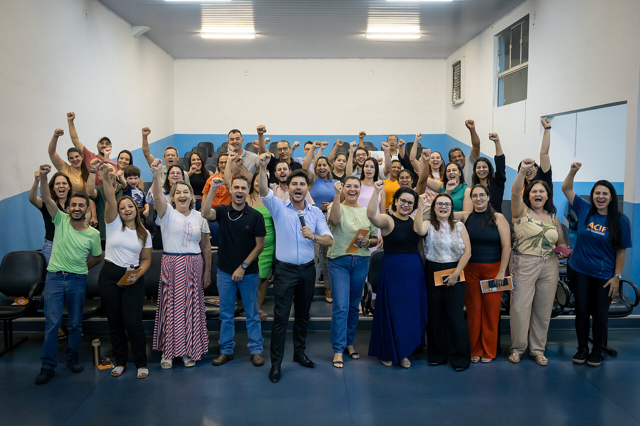 Palestra da ACIF sobre atendimento ao cliente, em Pedregulho, reúne 30 empresas