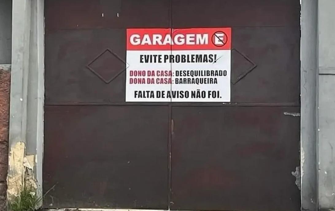 Placa de aviso colocada no portão de residência chama atenção de motoristas