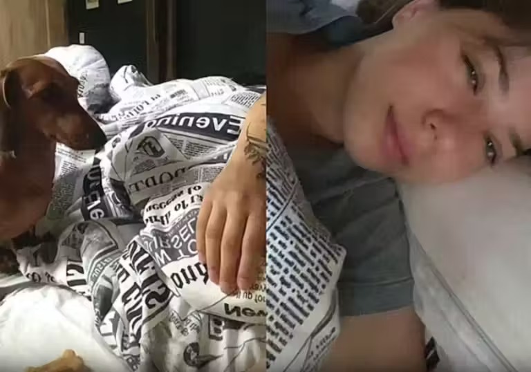 Cachorrinha salsicha leva seu biscoito favorito para agradar tutora doente