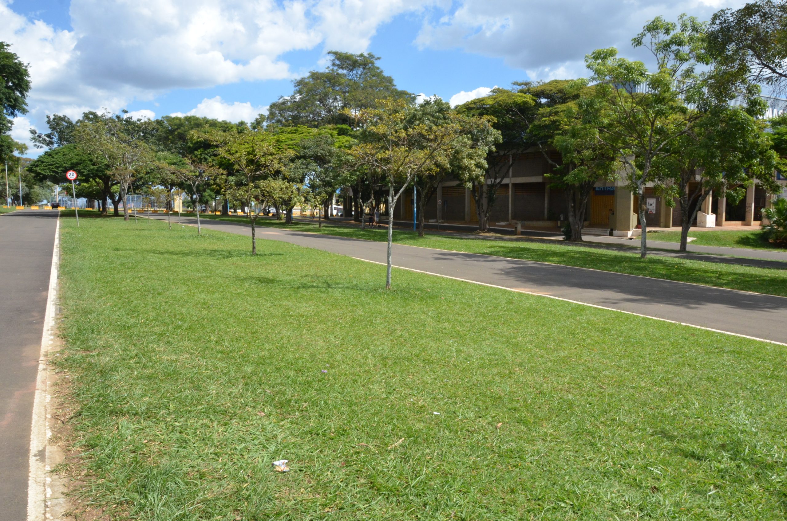 Pulverização com drone reforça luta contra a dengue no Poliesportivo